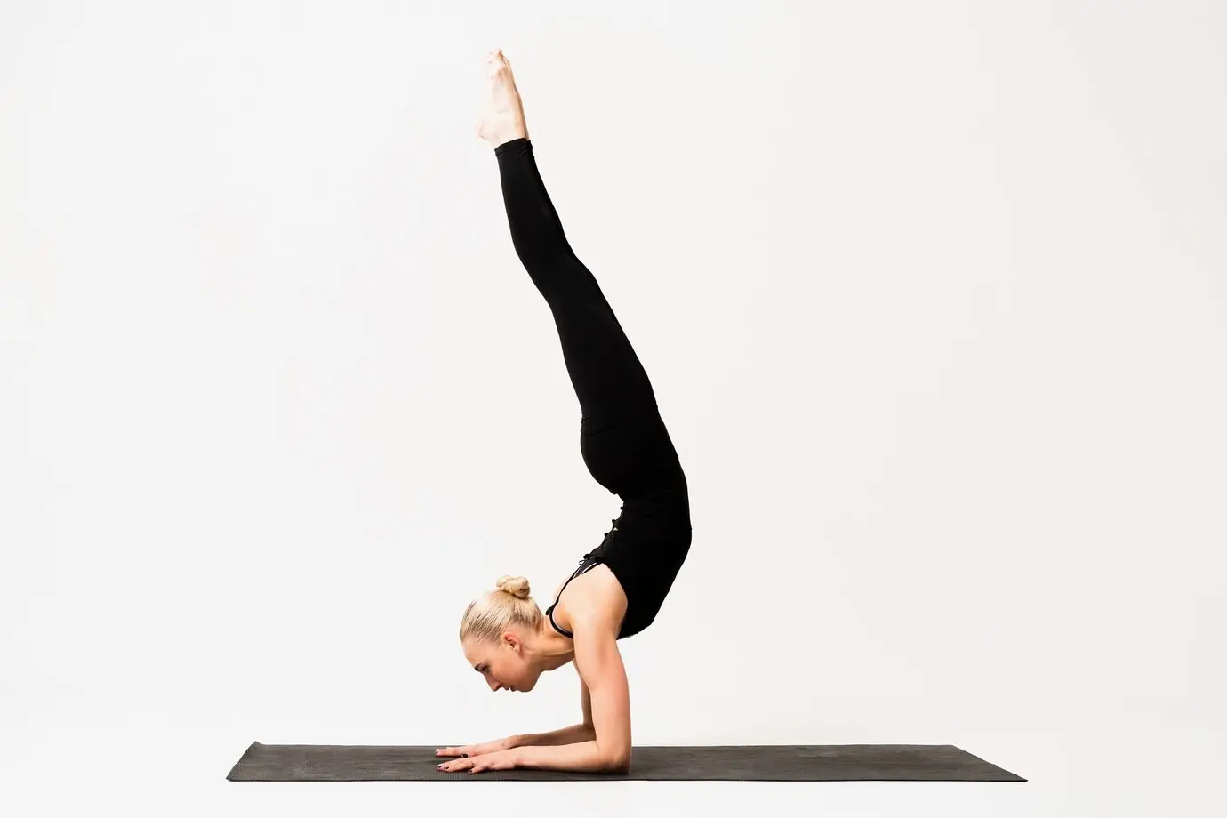 Ausführung der Kerzenstellung im Yoga-Kurs drinnen.